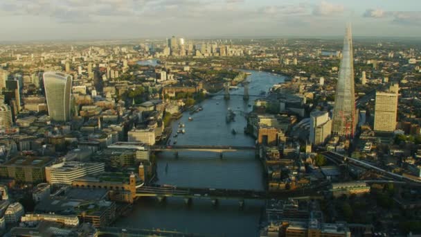 伦敦英国 2017年11月 空中日落风景城市伦敦天际线泰晤士河塔桥碎片现代玻璃摩天大楼英国英国 — 图库视频影像
