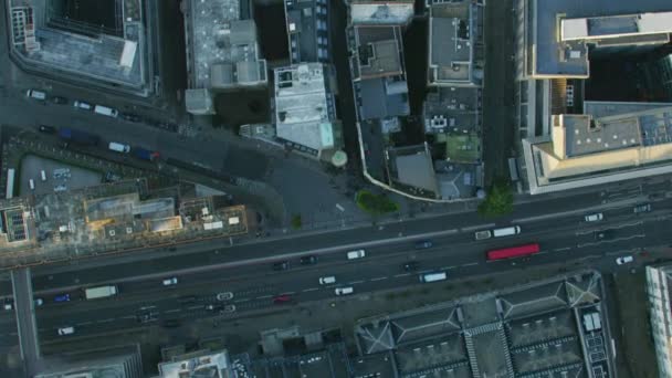 Vue Aérienne Coucher Soleil Des Véhicules Banlieue Parcourant Les Rues — Video