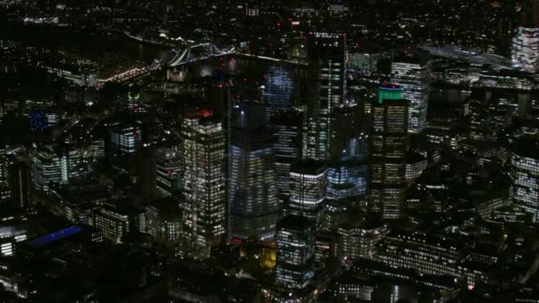 Antenne Nacht Ansicht London Skyline Beleuchtet Stadtbeleuchtung Finanzbezirk Moderne Kommerzielle — Stockvideo