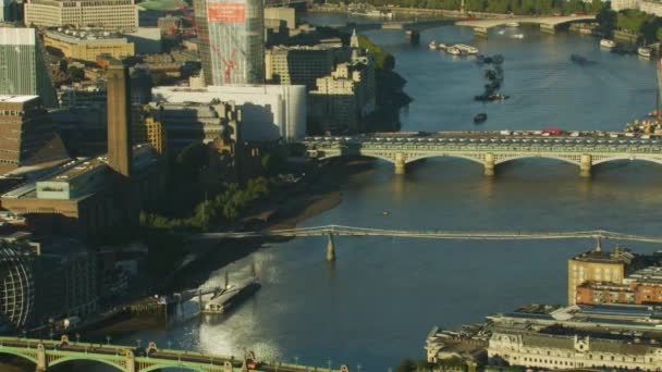 伦敦英国 2017年11月 鸟瞰在日出桥梁小船和交通泰晤士河伦敦城市景观伦敦眼千禧轮英国英国 — 图库视频影像