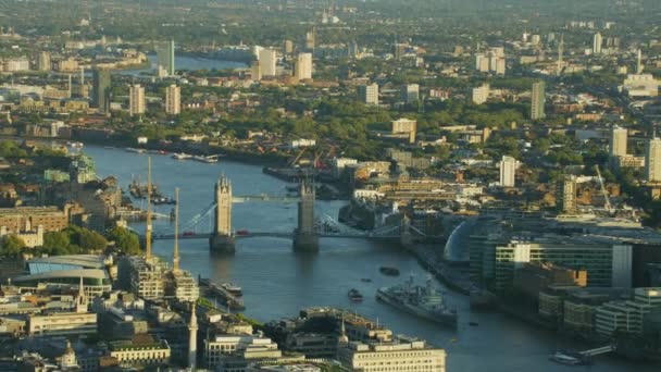 伦敦英国 2017年11月 空中日落看法塔桥梁 Hms 贝尔法斯特泰晤士河伦敦城市景观碎片现代玻璃摩天大楼英国英国 — 图库视频影像