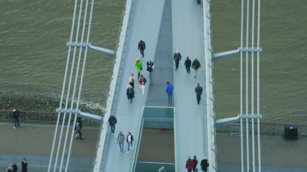 London November 2017 Aerial Close View Sunset Pedestrians Crossing River — Stock Video