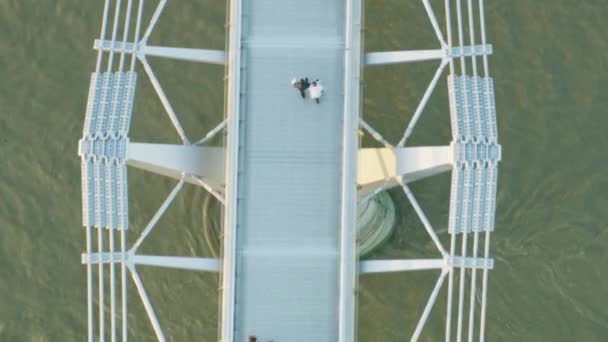 伦敦英国 2017年11月 空中特写视图在日落行人横渡泰晤士河在千禧桥钢吊天桥英国英国 — 图库视频影像