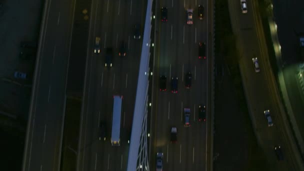 ボストン アメリカ合衆国 2017 航空夜多車線バンカーヒルの照らされたビュー忙しい通勤道路私たち高速道路 市高層ビル マサチューセッツ州の橋 — ストック動画