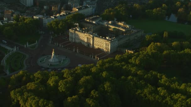 Aerial Sunrise Visa Buckingham Palace Och Trädgårdar Fordonstrafik Runt Victoria — Stockvideo