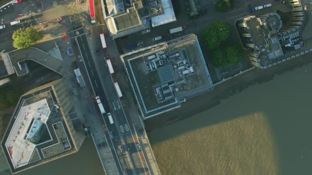 Aerial Sunrise View Commuter Vehicles Pedestrians Crossing London Bridge Rooftops — Stock Video