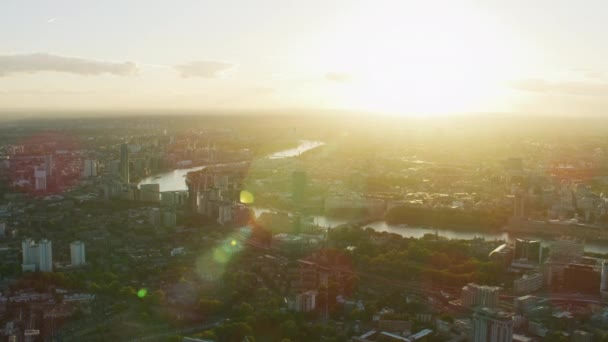 空中日落景观与太阳耀斑伦敦城市景观泰晤士河地标房屋议会伦敦眼英国英国 — 图库视频影像