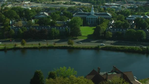 歴史的なボストン ベイカー ライブラリー ブルームバーグ センター 歴史的なハーバード大学教育学習施設マサチューセッツ州アメリカの空中俯瞰 — ストック動画