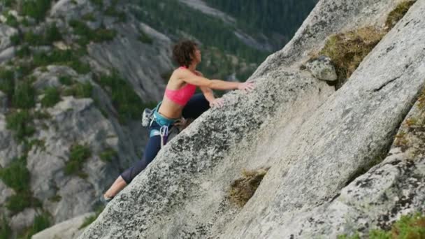 年轻适合高加索美国女探险登山者攀岩户外 Habrich Squamish 山谷加拿大 — 图库视频影像