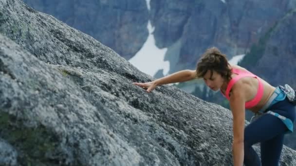 自信的高加索美国女探险登山者攀登芒 Habrich Squamish 山谷加拿大 — 图库视频影像