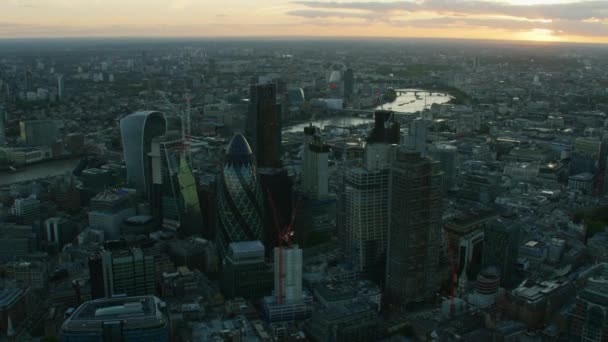 伦敦英国 2017年11月 空中日落风景伦敦城市景观金融区现代商业摩天大楼黄瓜对讲机碎片泰晤士河英国英国 — 图库视频影像