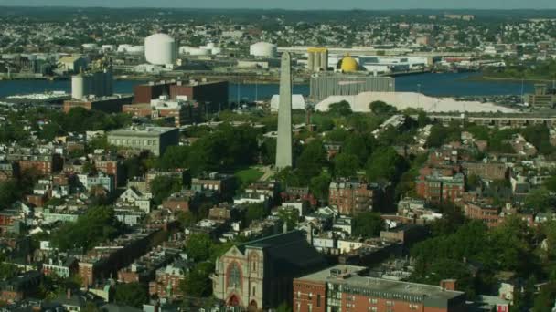 バンカーヒル記念碑オベリスク建てられ 歴史的な戦いを表すし 花崗岩石マサチューセッツ州のボストンから作られた歴史的なタワーの空撮 — ストック動画