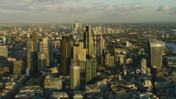 Luchtfoto Van Zonsondergang Londen City Financiële Wijk Moderne Commerciële Wolkenkrabbers — Stockvideo