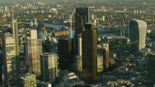サンセット ロンドン都市景観地区高層ビル トランシーバー トーキー川テムズ川タワー ブリッジ イングランド イギリスで英国ロンドン 2017年 — ストック動画