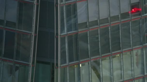 伦敦英国 2017年11月 空中特写视图在日落反射在碎片现代商业摩天大楼与玻璃外部伦敦英国英国 — 图库视频影像