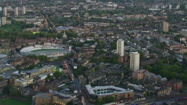 Havadan Gün Batımı Görünümü Londra Cityscape Oval Mi6 Bina Banliyö — Stok video