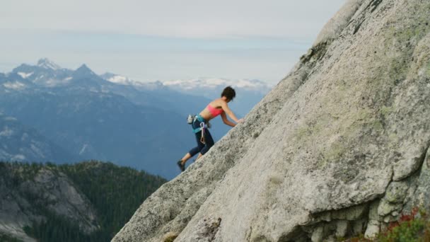 Jonge Vertrouwen Kaukasische Amerikaanse Vrouwelijke Fitness Klimmer Beklimmen Van Mount — Stockvideo