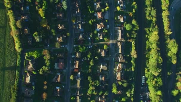 空中オーバーヘッド サンライズ ビューの鉄道と道路の通勤は 過去の住宅の住宅開発ロンドン郊外のコミュニティ イギリス旅行します — ストック動画