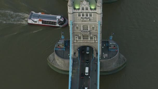 テムズ川とタワー ブリッジ ロンドン イギリスの下で旅行する旅客フェリー交差夕焼け空撮通勤車 — ストック動画