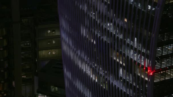 Вид Воздуха Вблизи Здания Рация Ночное Время Светящихся Офисах Улицах — стоковое видео