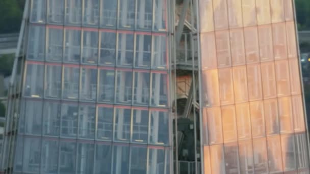 ロンドン 2017年 空中間近で眺める日没日差しの反射からシャード超高層ビル ピラミッド ガラス外装ロンドン イングランド イギリス — ストック動画