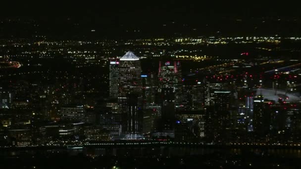ロンドン 2017年 空撮夜景ライトアップ カナリー ワーフの近代的な商業ビル つカナダ スクエア ロンドン イングランド イギリスで — ストック動画