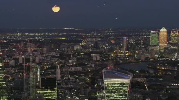 空中夜视月光笼罩伦敦城市天际线金融区摩天大楼照明灯泰晤士河英国英国 — 图库视频影像