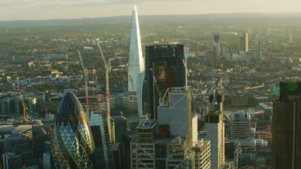 ロンドン 2017年 空中の夕景太陽とフレアのロンドン都市スカイライン金融街現代商業ビル川 テムズ川 イギリス — ストック動画