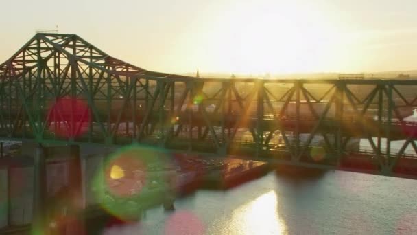 在美国马萨诸塞州波士顿 托宾纪念馆2层公路交通车辆桥上空的空中太阳耀斑观 — 图库视频影像