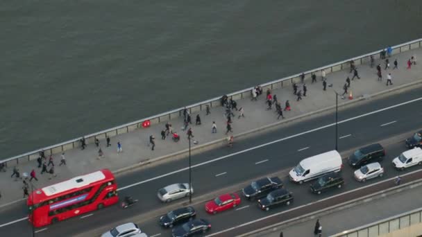 伦敦英国 2017年11月 在伦敦桥箱梁桥英国英国 日落车辆和行人穿越泰晤士河的鸟瞰图 — 图库视频影像