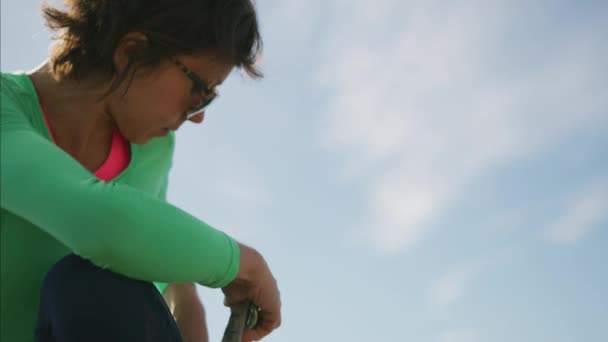 Ταιριάζει Καυκάσιος Γυναίκα Περιπέτεια Αμερικανικής Ορειβάτης Γυαλιά Ηλίου Προετοιμασία Αναρρίχηση — Αρχείο Βίντεο