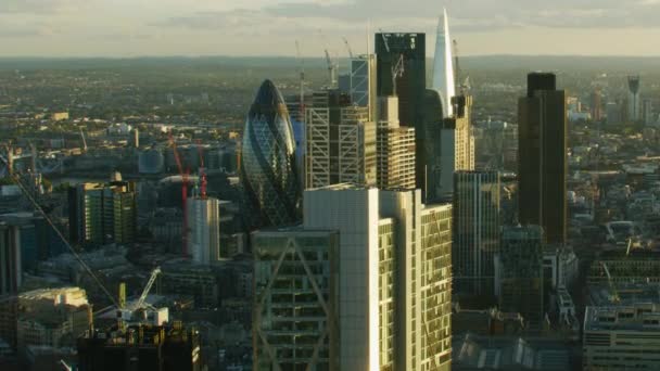 伦敦英国 2017年11月 鸟瞰在日落伦敦城市风貌金融区天际线太阳耀斑在现代玻璃摩天大楼英格兰英国 — 图库视频影像