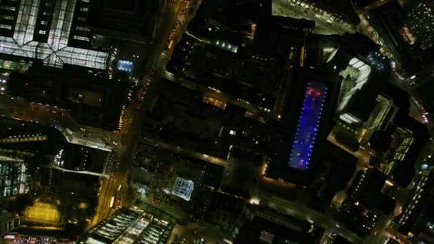 Aerial Utsikt Natten Upplyst Kontorsbyggnader Kvällen Pendlare Trafik Kommersiella Fordon — Stockvideo