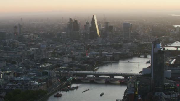 空中日出观伦敦地平线上的商业摩天大楼泰晤士河畔黑衣修士桥英国英塔桥 — 图库视频影像