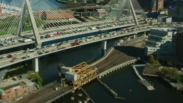 ボストン アメリカ合衆国 2017 多車線バンカーヒル通勤道路橋私たちハイウェイ とマサチューセッツ州のボストンの港の空中都市を眺める — ストック動画