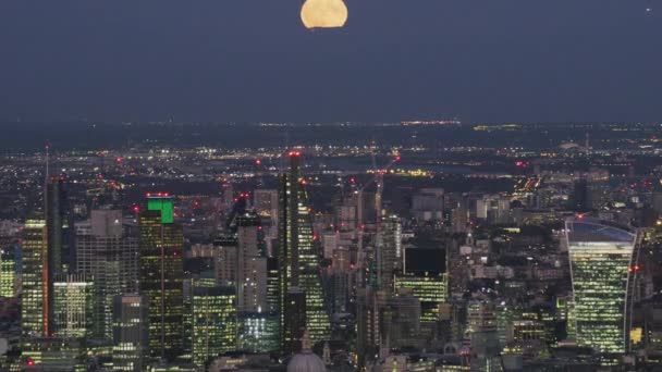 Vista Aérea Lua Noite Subindo Sobre Arranha Céus Distrito Financeiro — Vídeo de Stock