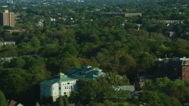 郊外のボストン歴史的植民地都市とハーバード大学マサチューセッツ州アメリカを学習のための中心に家の空撮 — ストック動画