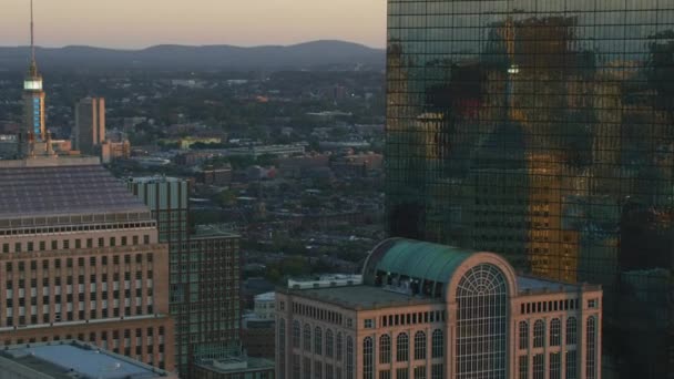ダウンタウンのボストン金融オフィスのビジネス地区と郊外アメリカ マサチューセッツ州の首都圏の超高層ビルの空中都市日没スカイライン ビュー — ストック動画