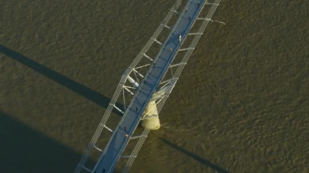 Aerial Sunrise View Pedestrians Crossing River Thames London Millennium Footbridge — Stock Video