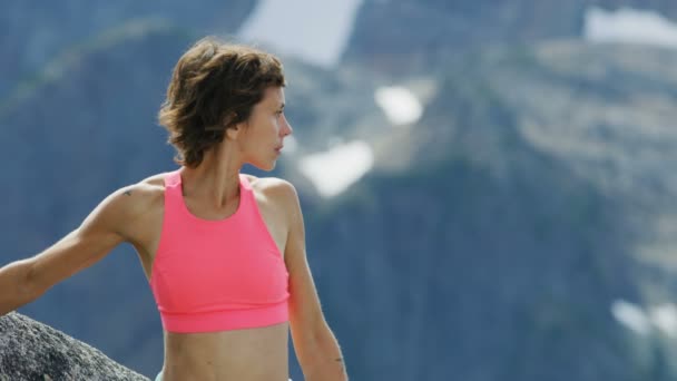 アクティブな白人アメリカ女性冒険登山クライミング スカーミッシュ谷カナダ Habrich — ストック動画