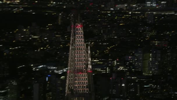 夜照らされたライトからシャード ガラス タワーとロンドン都市景観地区高層ビル イギリス ロンドン英国 2017年 — ストック動画