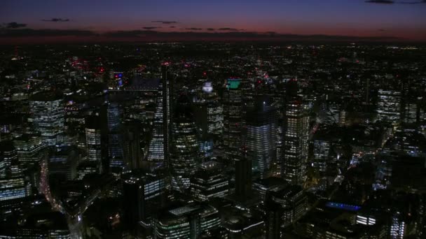 Aerial Nattvisning London Finansiella Distrikt Moderna Kommersiella Skyskrapor Kontors Lampor — Stockvideo