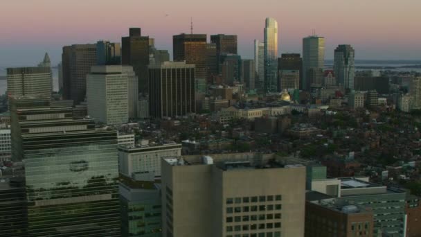美国波士顿 2017年11月 空中日落照明景观大都会波士顿金融区城市摩天大楼天际线一个历史的学习和殖民主义的国会大厦马萨诸塞州美国 — 图库视频影像