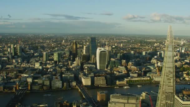 伦敦英国 2017年11月 鸟瞰在日落伦敦城市景观的碎片塔横跨泰晤士河到金融区摩天大楼英国英国 — 图库视频影像