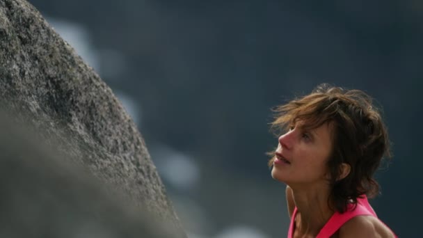 Νέοι Αθλητική Καυκάσιος Αμερικανικό Θηλυκό Περιπέτεια Ορειβάτη Αναρρίχηση Εξωτερικούς Χώρους — Αρχείο Βίντεο