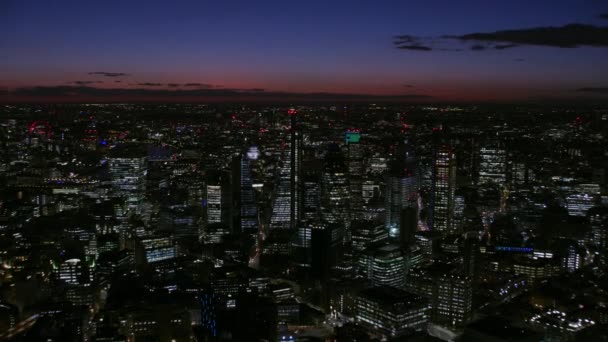 Pemandangan Udara Malam Hari Menerangi Pemandangan Kota Distrik Keuangan London — Stok Video