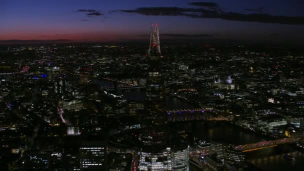 伦敦英国 2017年11月 空中夜景在照亮的城市伦敦天际泰晤士河的碎片英格兰英国 — 图库视频影像