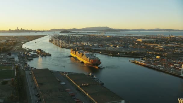 サンフランシスコ 2017年 空中サンセット ビュー オークランド港インナーハーバー ブルックリン盆地西アラメダ サンフランシスコ カリフォルニア アメリカを残してコンテナー船の — ストック動画