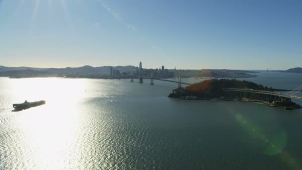 Widok Ocean Kontenerowiec Pobliżu Oakland Bay Mostem San Francisco City — Wideo stockowe