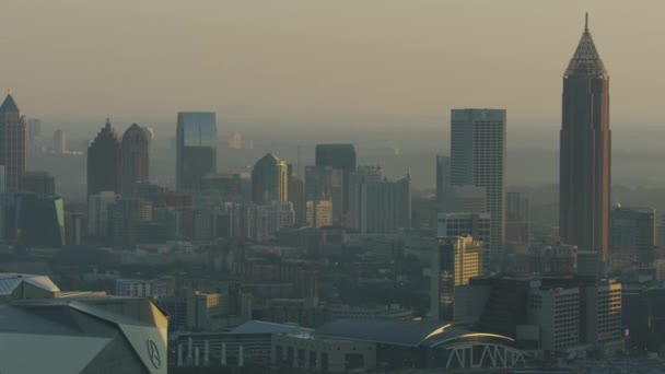 Atlanta November 2017 Luchtfoto Zonsopgang Uitzicht Stad Haze Wolkenkrabbers Mercedes — Stockvideo
